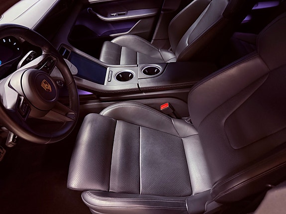 Porsche Taycan Cross Turismo 11 of 30