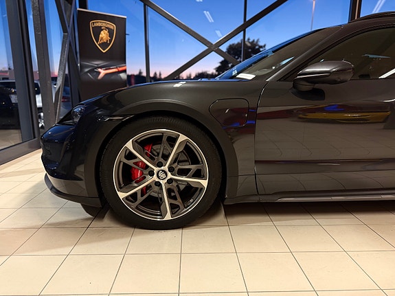 Porsche Taycan Cross Turismo 7 of 30