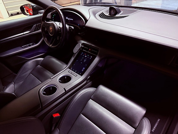 Porsche Taycan Cross Turismo 12 of 30