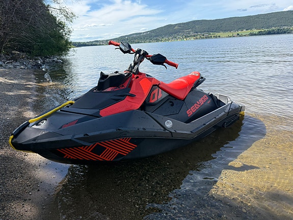 Seadoo Spark Trixx 2UP 90 med mye utstyr og henger 4 of 5
