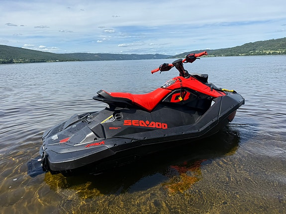 Seadoo Spark Trixx 2UP 90 med mye utstyr og henger 5 of 5