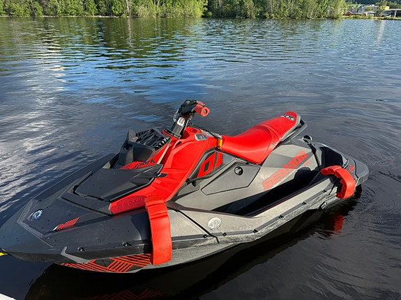Seadoo Spark Trixx 2UP 90 med mye utstyr og henger 2 of 5