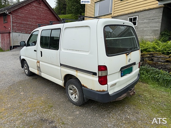 Toyota HiAce 7 of 30