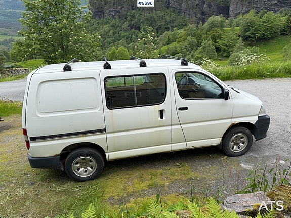 Toyota HiAce 3 of 30