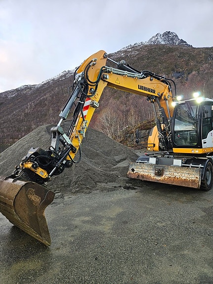 Liebherr A914 2 of 5