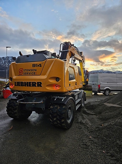 Liebherr A914 3 of 5