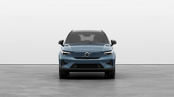 Volvo XC40 2 of 5