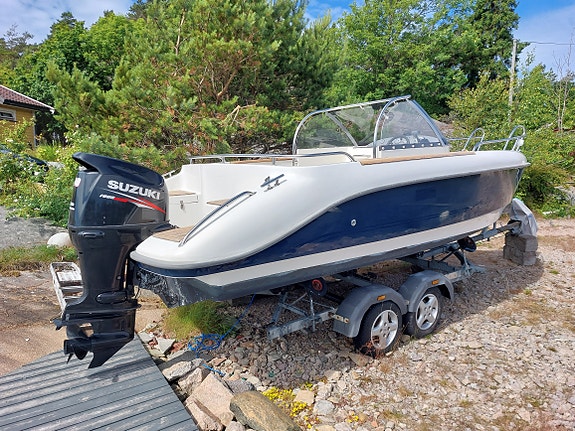 20 fot Flipper m/140 hk Suzuki selges .  Henger følger med. 3 of 5