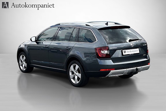 Skoda Octavia Scout 3 of 5