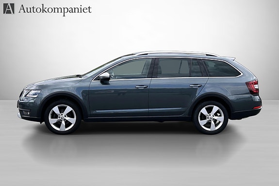 Skoda Octavia Scout 2 of 5