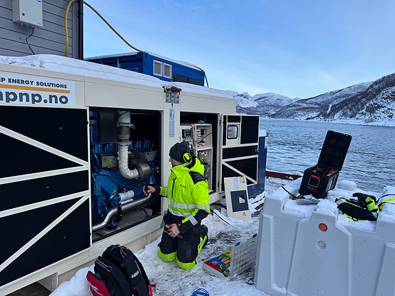 Det er mange artige turer på sjøen i fint vær om sommeren. Vi vedlikeholder aggregat på foringsflåter, så det blir noen turer i båt, kan Aleksei fortelle. Her avbildet på en litt kaldere dag på sjøen.