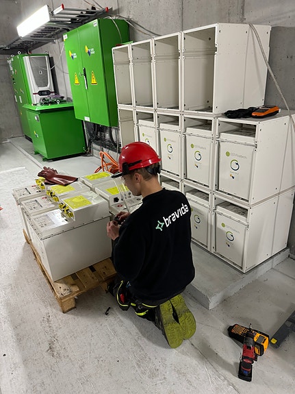 Det som er fint med denne jobben er at jeg kan ta fagbrev som elektriker mens jeg jobber. Jeg fikk god avkortning på praksistiden og vil ha fagbrev innen 2 år isteden for 5, som er vanlig for praksiskandidater. Aleksei Stepanenko.