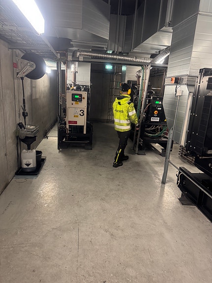 Oppdragene til avdelingen er fordelt på områdene prosjekt, service, havbruk og generator. Er du sosial, og trives med et uformelt og trivelig arbeidsmiljø? Da tror vi du vil trives hos oss.
