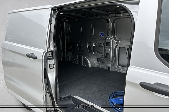 Ford E-Transit Custom 320L 16 of 20
