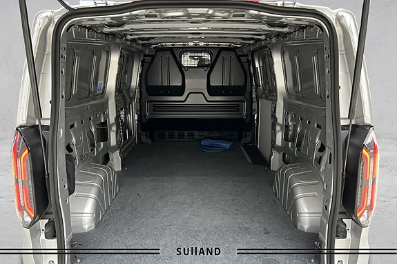 Ford E-Transit Custom 320L 18 of 20