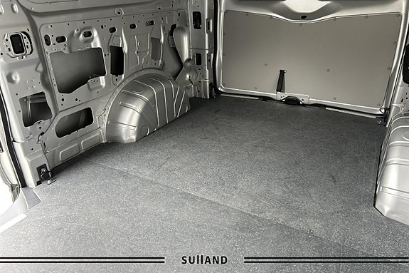 Ford E-Transit Custom 320L 17 of 20