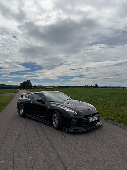 Nissan GT-R 2 of 5