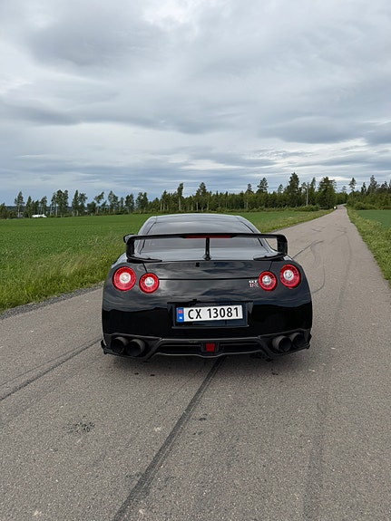 Nissan GT-R 4 of 5