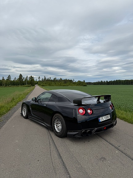 Nissan GT-R 3 of 5