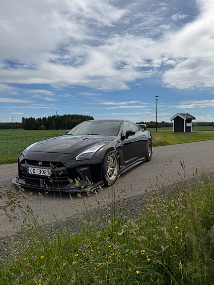 Nissan GT-R 5 of 5