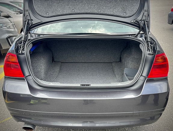 BMW 318i 7 of 17