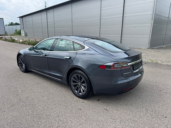 Tesla Model S 4 of 5