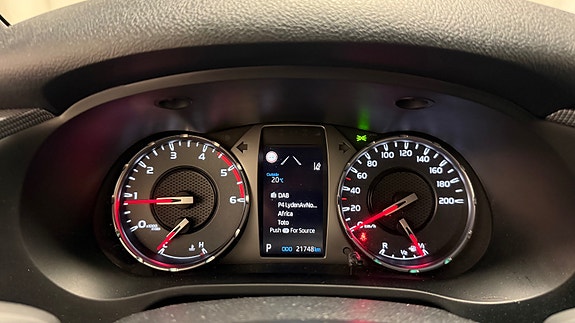 Toyota HiLux 22 of 29
