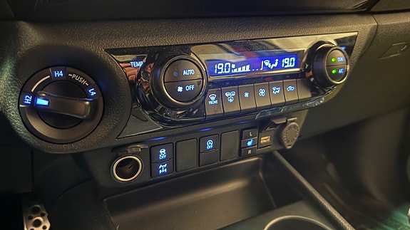 Toyota HiLux 24 of 29