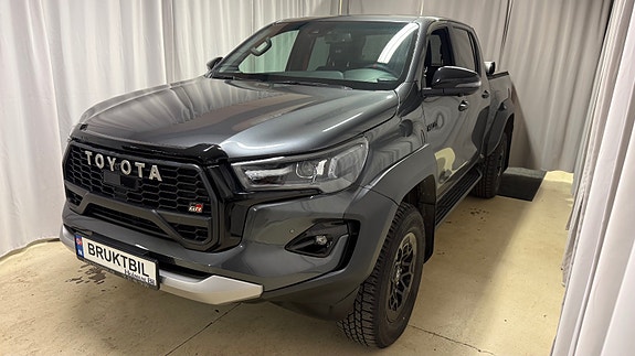 Toyota HiLux 2 of 29