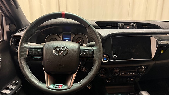 Toyota HiLux 14 of 29