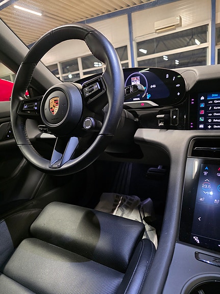 Porsche Taycan 17 of 25