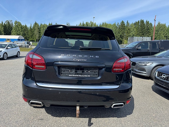 Porsche Cayenne 4 of 5