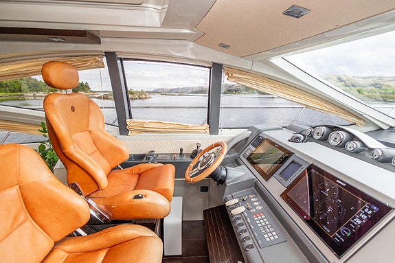 Azimut 62S Hydraulisk plattform, aircon, 17,5 generator, hekktrøster. Kjørt kun 30 of 30