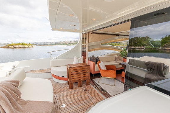 Azimut 62S Hydraulisk plattform, aircon, 17,5 generator, hekktrøster. Kjørt kun 18 of 30