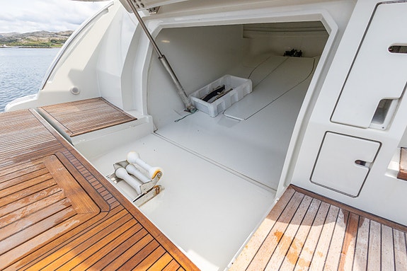 Azimut 62S Hydraulisk plattform, aircon, 17,5 generator, hekktrøster. Kjørt kun 16 of 30