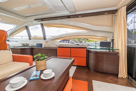 Azimut 62S Hydraulisk plattform, aircon, 17,5 generator, hekktrøster. Kjørt kun 23 of 30
