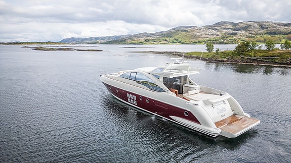 Azimut 62S Hydraulisk plattform, aircon, 17,5 generator, hekktrøster. Kjørt kun 8 of 30