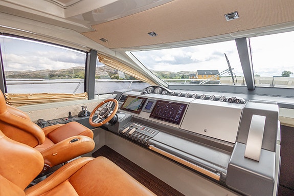 Azimut 62S Hydraulisk plattform, aircon, 17,5 generator, hekktrøster. Kjørt kun 29 of 30