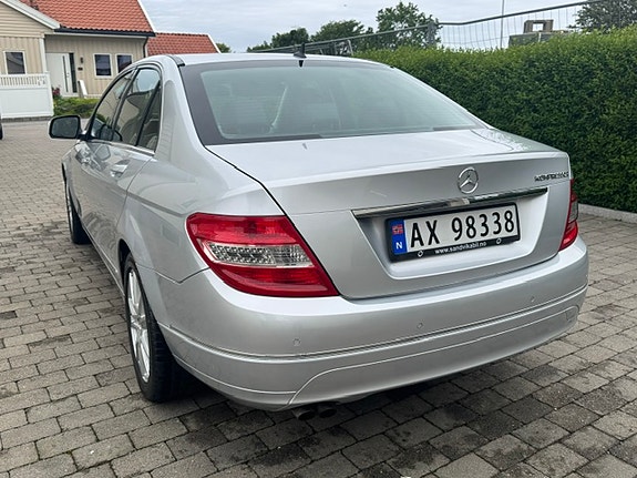 Mercedes-Benz C180 4 of 5
