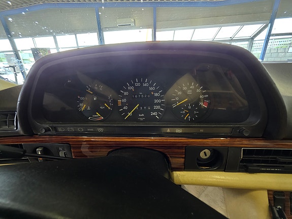 Mercedes-Benz 380 SE 18 of 28