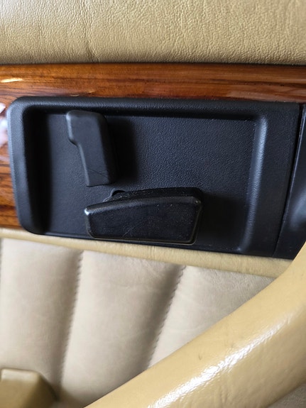Mercedes-Benz 380 SE 19 of 28