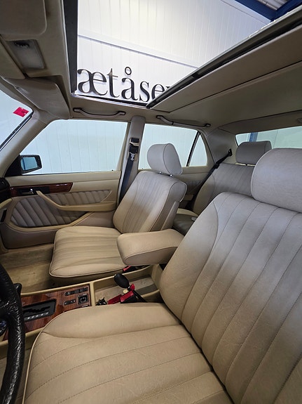 Mercedes-Benz 380 SE 16 of 28