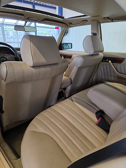 Mercedes-Benz 380 SE 9 of 28