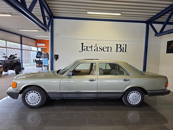 Mercedes-Benz 380 SE 2 of 28