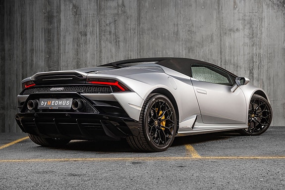 Lamborghini Huracan 2 of 5