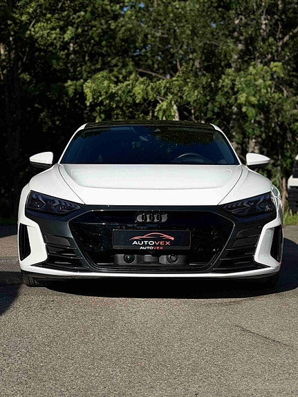 Audi e-tron GT 2 of 5