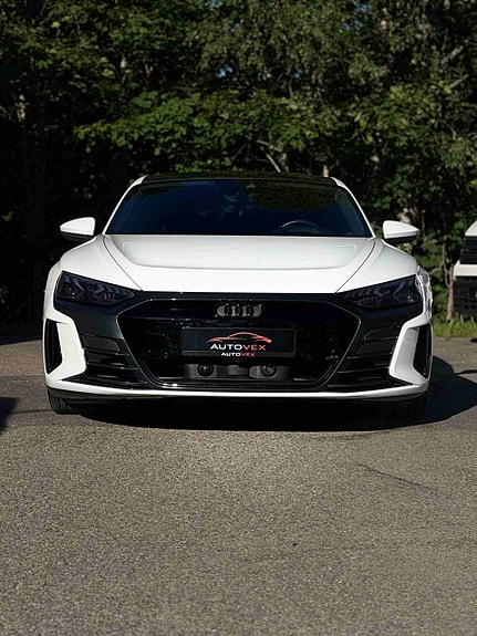 Audi e-tron GT 3 of 5