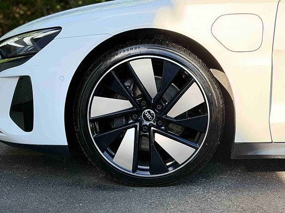 Audi e-tron GT 15 of 30