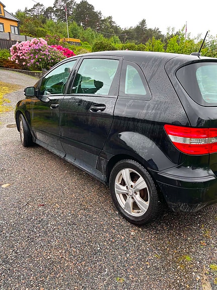 Mercedes-Benz B180 2 of 5