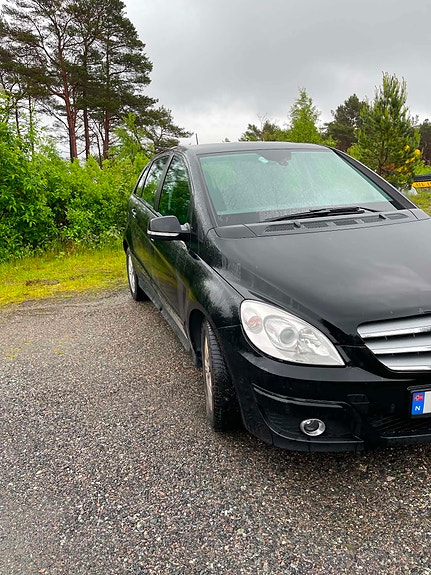 Mercedes-Benz B180 3 of 5